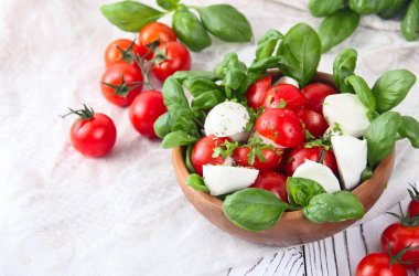 Domates ve mozzarella bir kasede bir ağaç üzerinde Italyan Mutfagi