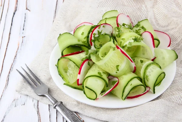 Taze bahar salata salatalık ve turp — Stok fotoğraf