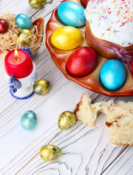 Пасхальный Хлеб Разноцветные Яйца Деревянном Белом Фоне Пасхальный Фон — стоковое фото