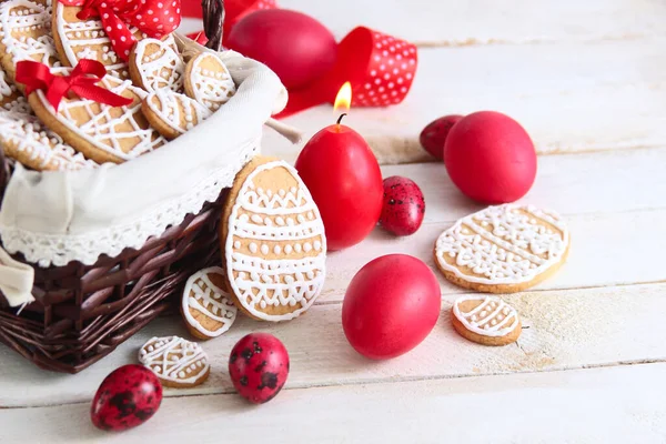 Великдень Яскравий Фон Червоними Великодніми Яйцями Пряниковим Печивом Свічками — стокове фото