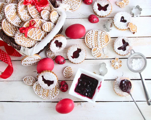 Semana Santa Fondo Brillante Con Huevos Rojos Pascua Galletas Jengibre — Foto de Stock