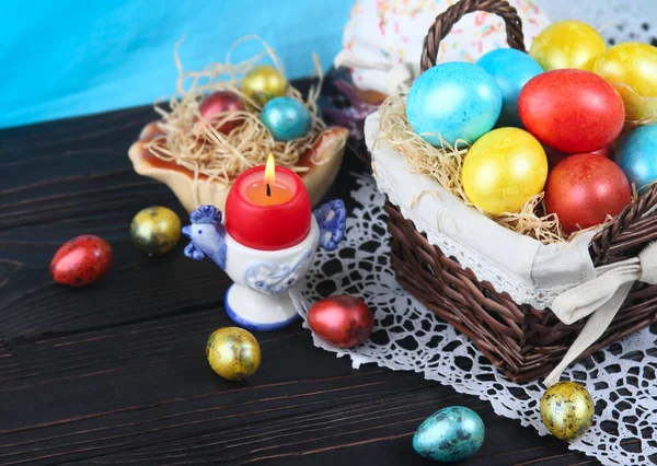 Wielkanocny Chleb Kolorowe Jajka Ciemnym Drewnianym Tle Tło Wielkanocne — Zdjęcie stockowe