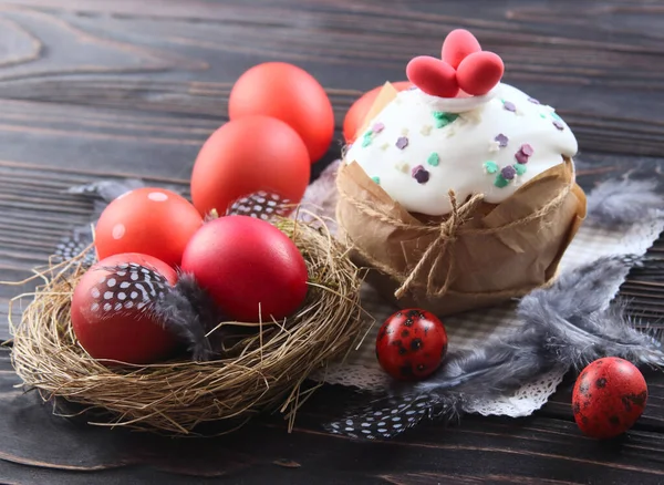 Великдень Розфарбовані Червоні Яйця Великодній Торт Дерев Яному Фоні — стокове фото