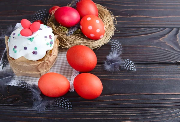 Великдень Розфарбовані Червоні Яйця Великодній Торт Дерев Яному Фоні — стокове фото