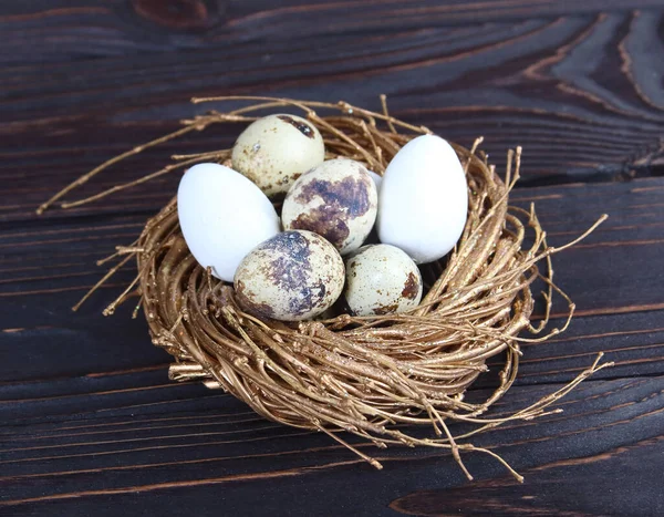 Pasen Achtergrond Met Nest Eieren Houten Achtergrond — Stockfoto