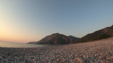 Sahilde inanılmaz güneş ışığı var. Doğa geçmişi. Güzel sahne. Günaydın.