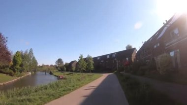 Kanal caddesine yürü, muhteşem manzara.