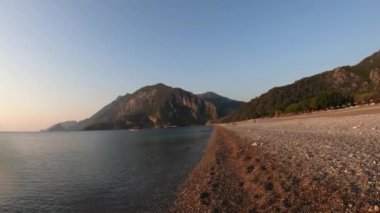 Sahilde inanılmaz güneş ışığı var. Doğa geçmişi. Güzel sahne. Günaydın.