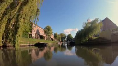 Güzel kanal manzarası; güneşli gün
