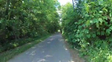 Bisiklet gezisi; tembel pazar öğleden sonra; bikingi; parkta bisiklet gezisi