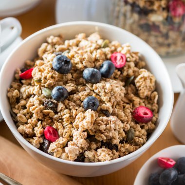 Granola yapılan yulaf lapası, fındık, tohum, çilek