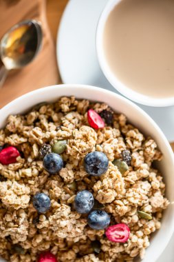 Granola yapılan yulaf lapası, fındık, tohum, çilek