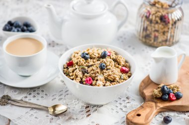 Granola yapılan yulaf lapası, fındık, tohum, çilek