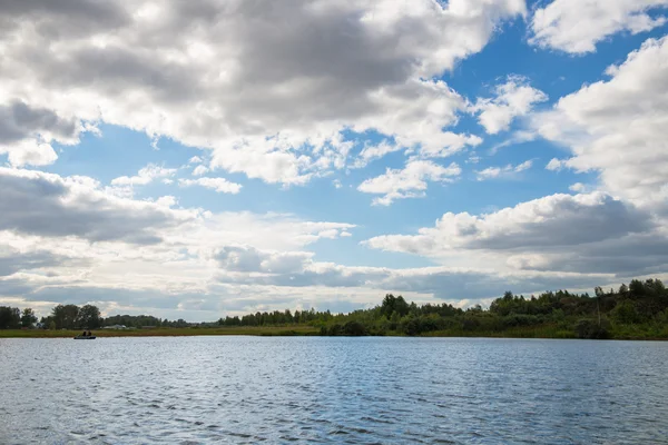 Forêt, lac et ciel bleu — Photo