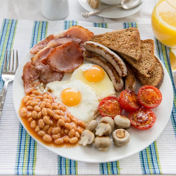 Traditionelles komplettes englisches Frühstück — Stockfoto