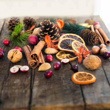 Xmas simgeleri gibi fındık, portakal dilimleri, ağaç dalları