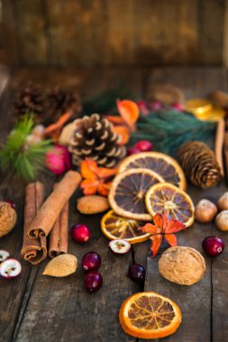 Xmas simgeleri gibi fındık, portakal dilimleri, ağaç dalları