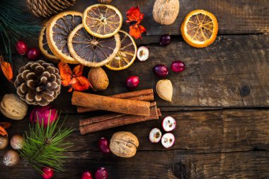 Xmas simgeleri gibi fındık, portakal dilimleri, ağaç dalları