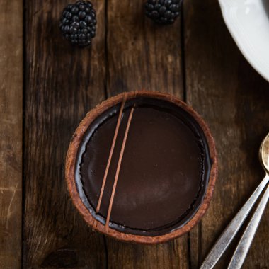 El yapımı zengin çikolata Tartlets