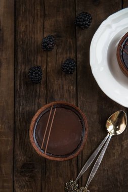 El yapımı zengin çikolata Tartlets