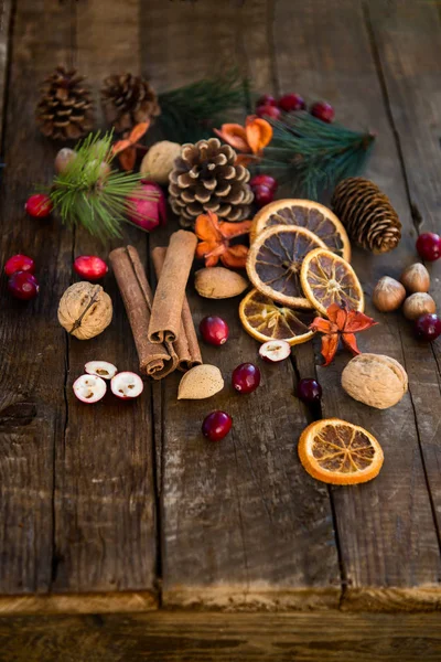 Xmas symboli, takich jak orzechy, plastry pomarańczy, gałęziami drzew — Zdjęcie stockowe