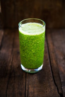 Taze sağlıklı yeşil Smoothie yaptı