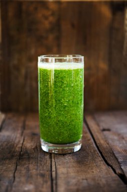 Taze sağlıklı yeşil Smoothie yaptı