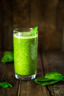 Taze sağlıklı yeşil Smoothie yaptı