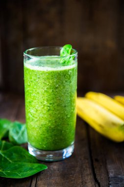 Taze sağlıklı yeşil Smoothie yaptı