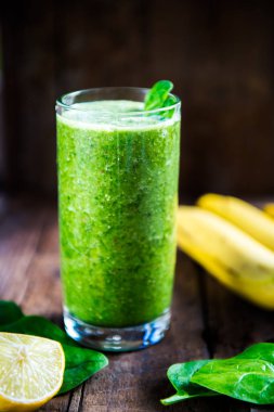 Taze sağlıklı yeşil Smoothie yaptı