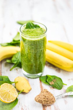 Taze sağlıklı yeşil Smoothie yaptı