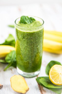 Taze sağlıklı yeşil Smoothie yaptı