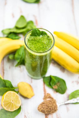 Taze sağlıklı yeşil Smoothie yaptı