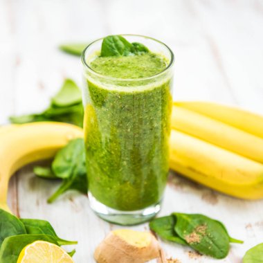 Taze sağlıklı yeşil Smoothie yaptı