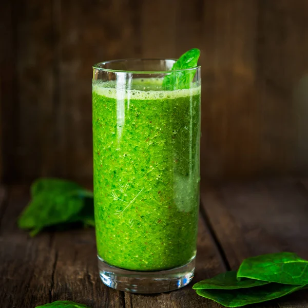 Taze sağlıklı yeşil Smoothie yaptı