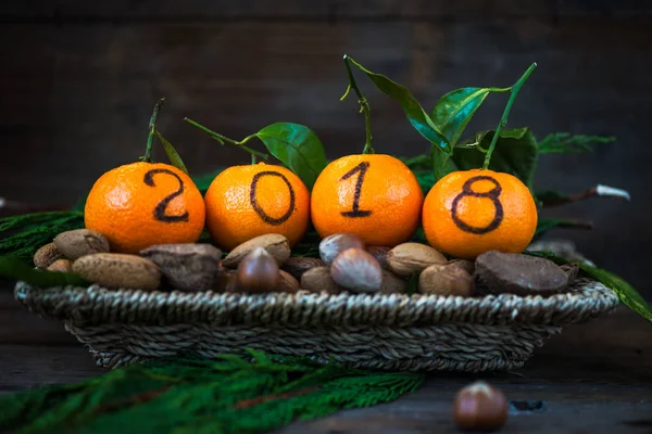 Clementinas frescas o mandarinas en la cesta —  Fotos de Stock