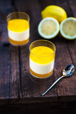Limon Posset bir portakal Komposto ve sır ile
