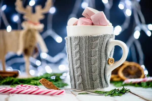 Рождественский сервиз с горячим шоколадом в кружке с модным свитером — стоковое фото