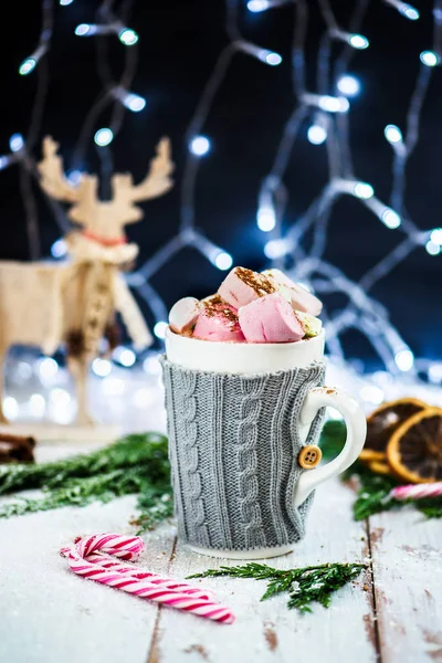 Ajuste de Navidad con chocolate caliente en una taza de suéter de lujo — Foto de Stock