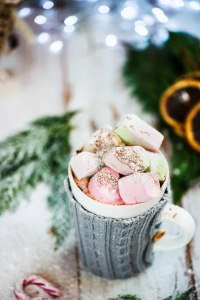 Рождественский сервиз с горячим шоколадом в кружке с модным свитером — стоковое фото
