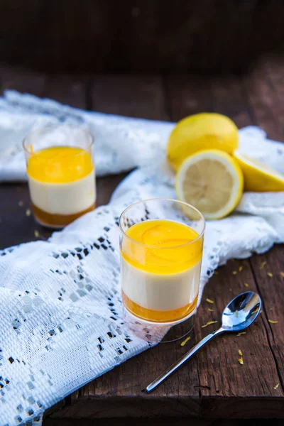 Лимонная похлебка с апельсиновым соусом и зеленью — стоковое фото