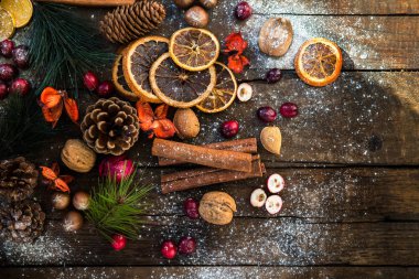 Kar, fındık, çilek gibi Noel simgeler