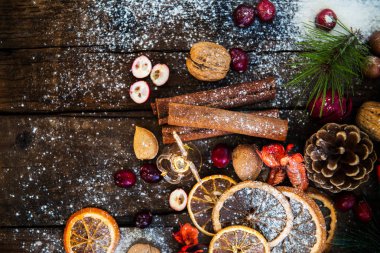 Kar, fındık ve çilek gibi Noel simgeler