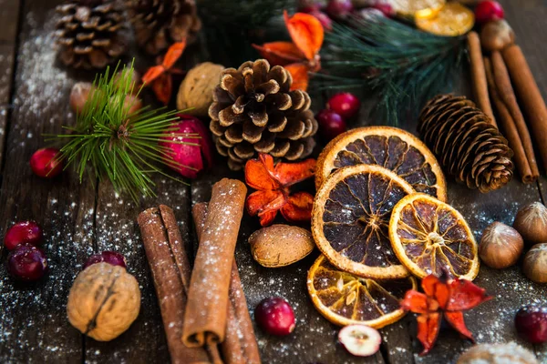 雪、木の実、果実などのクリスマス シンボル — ストック写真