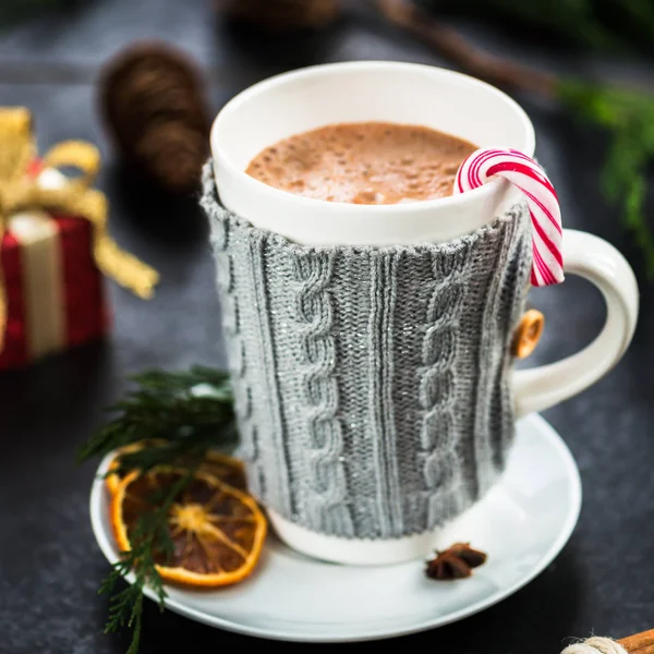 Chocolat chaud dans une tasse de pull fantaisie — Photo