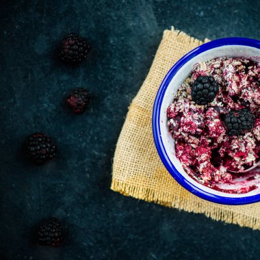 Yulaf ve böğürtlen parçalamak