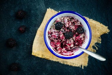 Yulaf ve böğürtlen parçalamak