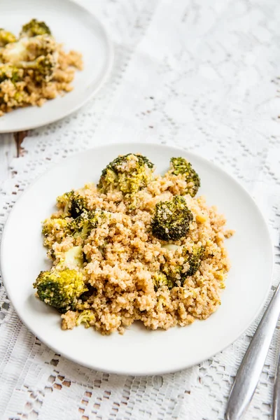 Ensalada caliente de desintoxicación de quinua y broccolli — Foto de Stock