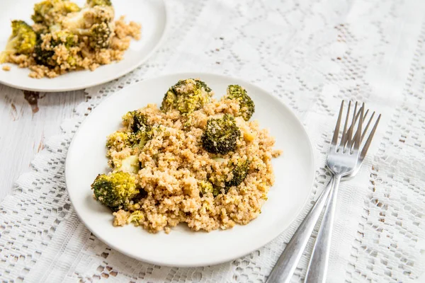 Ensalada caliente de desintoxicación de quinua y broccolli — Foto de Stock