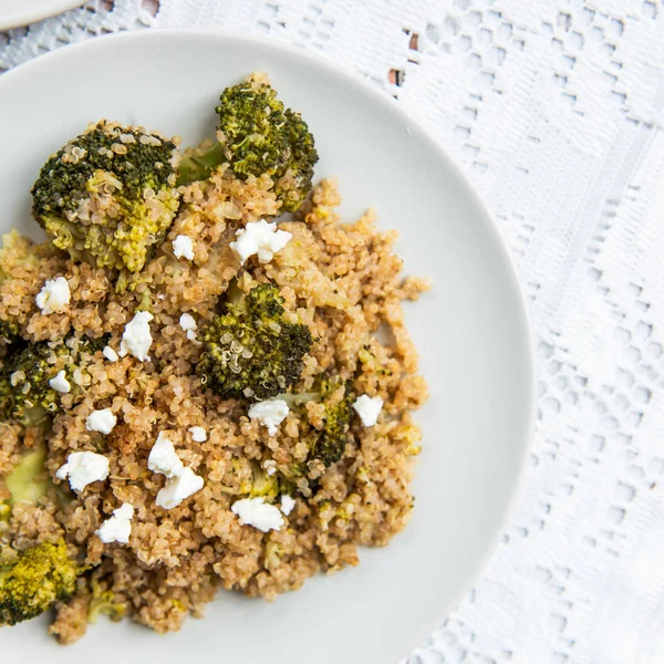 Ensalada caliente de desintoxicación de quinua y broccolli — Foto de Stock